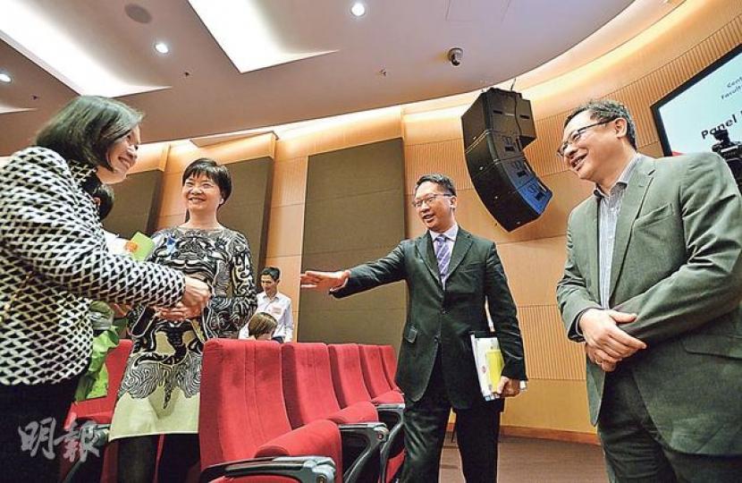 律政司長袁國強（右二）昨日應邀到港大，與佔中發起人戴耀廷（右一）、公民黨主席余若薇（左二）及經民聯立法會議員梁美芬（左一）同台辯論公民提名。袁國強會前心情未見有異，還笑臉迎人與出席者握手問好。（盧翊銘攝）律政司長袁國強（左）在論壇上是第一位發言。不過，袁在發言完畢後數分鐘，就向當時剛開始發言的余若薇耳語數秒，然後就神色凝重地向在場人士表示，突然收到信息指家中有急事，要先行離開。律政司發言人其後指袁國強當時接獲父親離世的消息，但不便透露詳情。（盧翊銘攝）