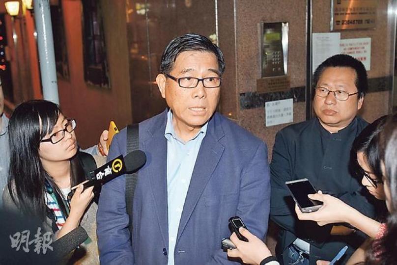 六四紀念館所在的大廈法團昨晚表決，九成出席的業權份數贊成聘律師處理支聯會違反公契及入伙紙的法律訴訟事宜。支聯會副主席麥海華（中）表示，除非受到禁制，否則仍會如期在本月15日試展，他又質疑法團主席巢國超表示會承擔法律訴訟「所有費用」，有包攬訴訟之嫌。（林俊源攝）