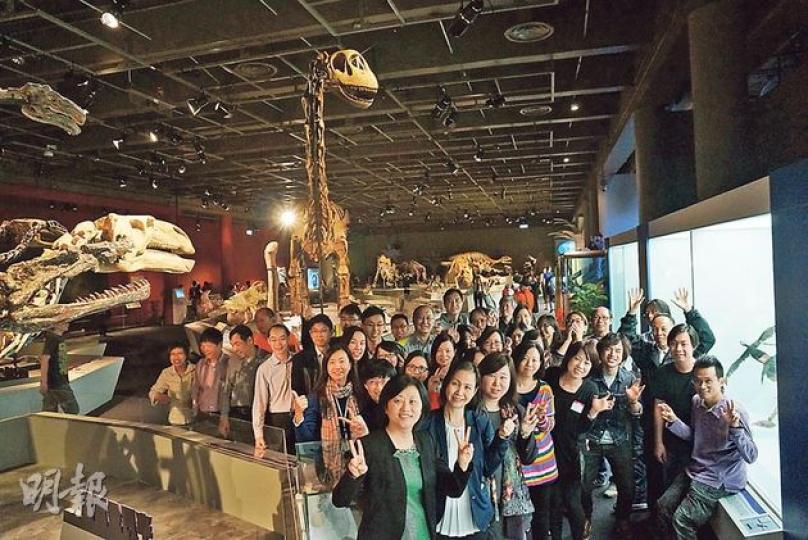 喺科學館舉行嘅「巨龍傳奇」恐龍展噚日落幕，科學館總館長薛雯（前排綠衣者）話展覽有超過77萬人次入場，打破科學館歷來專題展覽最多參觀人次紀錄！（余瑋攝）