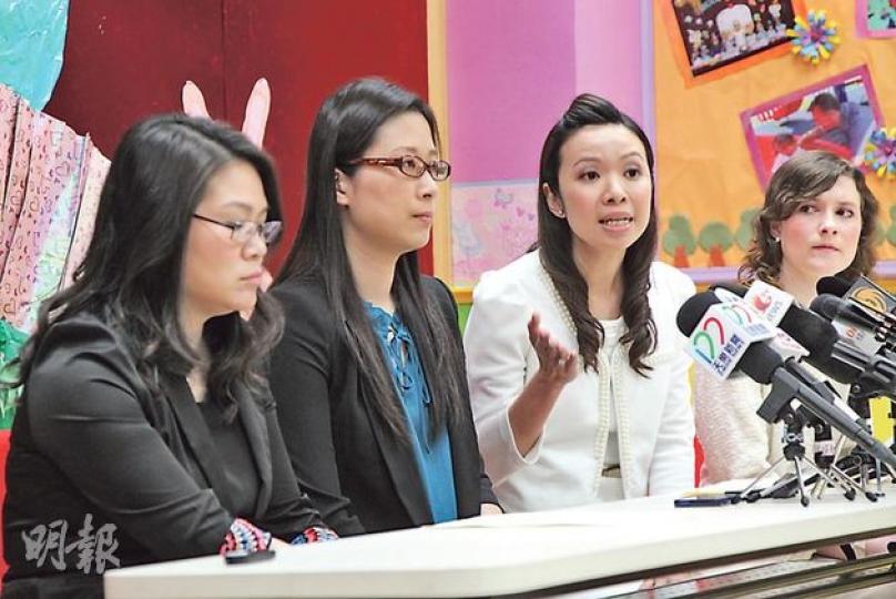 英藝幼稚園昨於九龍塘分校回應承租天水圍校舍事件，校長謝綺媚（左一）表示，校方並非偷步收生，只是以原有校舍取錄學生，已報名家長可退款。左二起為另外兩名分校校長孫紅紅和周雯茵。（林俊源攝）