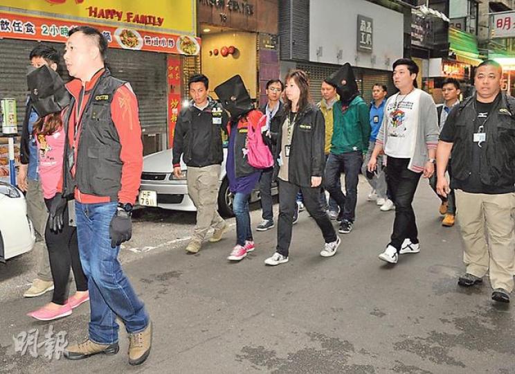 O記探員搗破尖沙嘴4間涉嫌販賣毒品的無牌樓上酒吧，拘捕37人，全部帶署扣查。（蔡方山攝）O記探員展示行動中檢獲的一批毒品及涉嫌販毒得來的現金。（蔡方山攝）