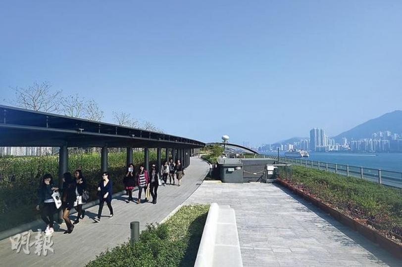 啟德郵輪碼頭天台花園（圖）可飽覽維港景色，成本地旅行團新興景點，但引伸旅遊巴停泊混亂及上落客問題。旅議會倡碼頭營辦商加強與業界溝通，籲業界配合船期，盡量避免在有船停泊時安排本地團造訪。（鄧宗弘攝）