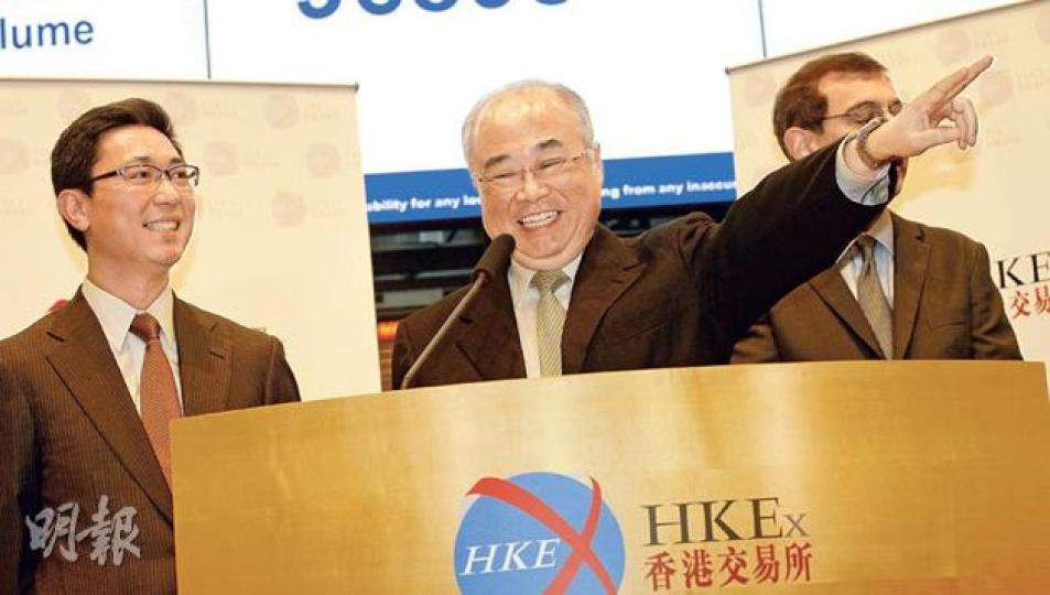 港交所主席周松崗（左）表示，滬港交易所互聯互通的意義，與20年前H股來港上市同樣重大，境內外投資者的大門都得以打通，是推動內地資本帳開放及人民幣國際化的里程碑。右為環球市場聯席主管羅力。（李紹昌攝）