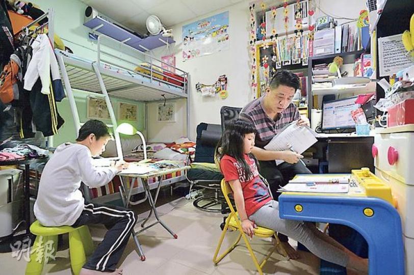 居於吳家村40多年的鄭先生（右一）一家向吳姓地主租地居住，政府新計劃勢將向地主收地，意味其家園將會被徵收發展房屋，他對此相當徬徨。（鄧宗弘攝）