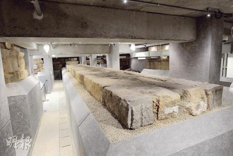 元創方地底有一個佔地約2480平方呎的地下展示廊，保留前身中央書院（1889年建成）部分地基和石牆，在重建走廊空間和鞏固部分外牆後，免費開放公眾參觀，可近距離兼親手觸摸部分地基的花崗岩，稍後會設展板講述相關歷史典故。（李澤彤攝）