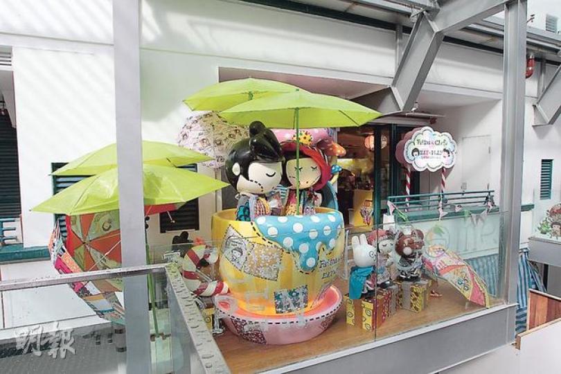 元創方有130個面積400至600呎工作室、商舖和餐廳，目前營業租戶僅本地設計品牌Chocolate Rain，租下1樓8個單位共3000呎，開設商舖和品牌分子料理餐廳，上月初已開始試業。（李澤彤攝） 一直跟進項目的建築署副署長鄧文彬（圖）接受訪問時說，活化後總面積達1.9萬平方呎，新建部分包括連接兩幢建築的多功能會堂（中）等，另保留在入口處約高10米「迎賓」的朴樹。（李澤彤攝） 中環荷李活道前已婚警察宿舍活化成「PMQ元創方」，由兩幢樓高7層舊宿舍組成A及B座大樓，將提供130個單位，供本地創