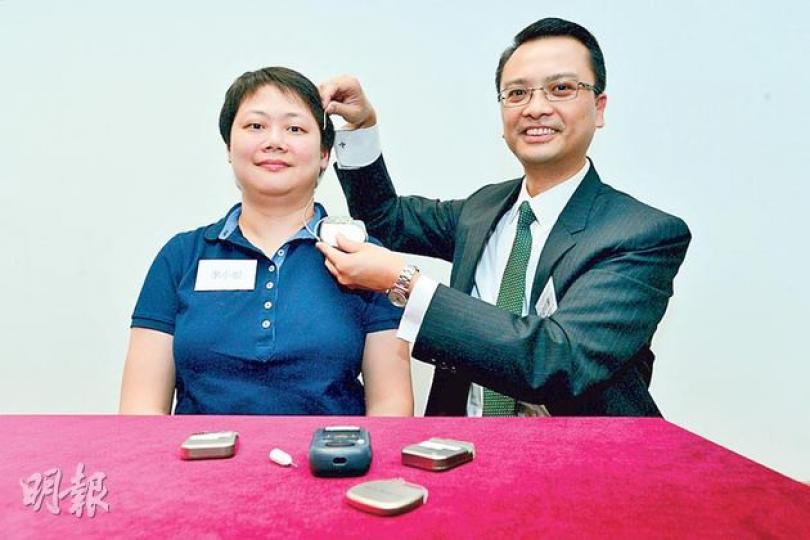 42歲李小姐（左），26歲確診柏金遜症，去年接受深腦刺激術，現可行動自如，左旋多巴每日服用劑量大減1000毫克，至每日500至600毫克。圖右為神經外科專科陳達明，其手持的是置入患者腦及體內的電極導線及脈衝產生器。（黃志東攝）