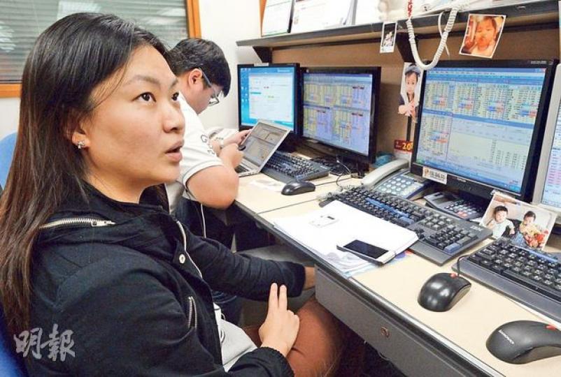 股票經紀林小姐稱，客戶未有太受「滬港通」的消息而冲昏頭腦，反而在前日升市時已在沽貨，他們今次亦較為審慎。（劉焌陶攝） 股票經紀呂先生認為，投資者經過多年後，炒股方法亦與以往不同，不會因「滬港通」而盲目入市，比2007年「港股直通車」時更為小心。（劉焌陶攝）
