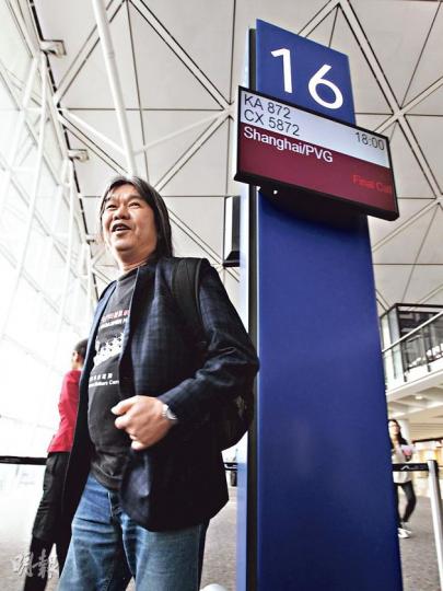 長毛梁國雄昨日隨立法會議員訪上海團出發，身穿「天安門母親運動」T恤登機。（李澤彤攝） 社民連梁國雄出發前，展示一件悼念六四、印有「人民不會忘記」的支聯會T恤（下圖），他說，計劃與中央官員見面時穿著。他亦帶了兩封寫有「平反六四」、「結束專政」字樣的信件（上圖），分別準備送給港澳辦主任王光亞及上海市委書記韓正。（鄧宗弘攝）