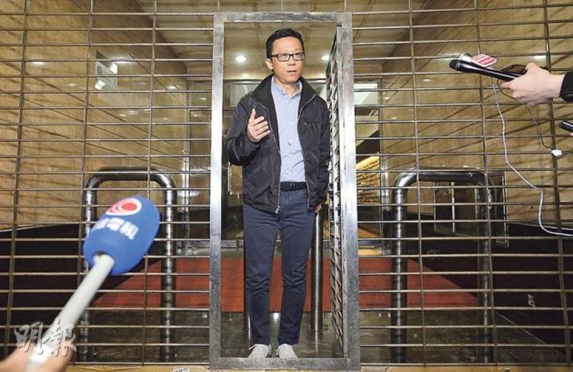 港視主席王維基一改作風，昨只發出新聞稿，未有召開記者會交代發展路向。他昨晚9時在辦公室樓下見記者半分鐘，讓記者拍照，但未正面回應傳媒提問，只表示「已發新聞稿，沒其他補充」。（余俊亮攝） （明報製圖）