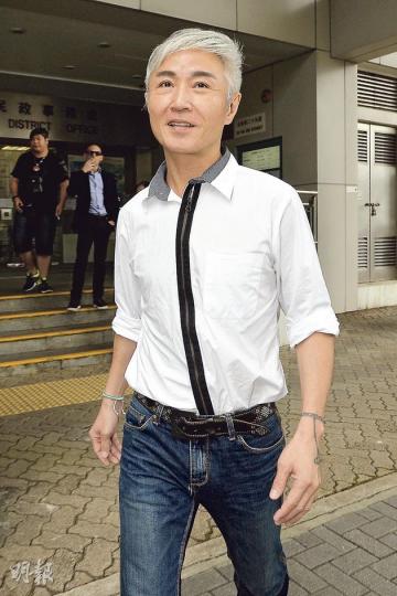 昨承認忽略兒童罪的周啓生，由現任妻子陪同到東區裁判法院應訊。他獲准續以1000元現金保釋外出等候判刑，但他在庭外除表示很關心兒子外，其他問題拒絕回應。（余俊亮攝）