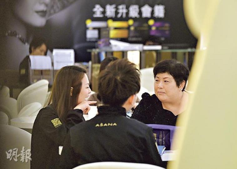 圖為雅生萊位於旺角新世紀廣場的養生美療中心。記者昨日所見，店內顧客以中年婦人居多。（鄧宗弘攝） 美容行銷中心員工黃榮珠（圖）涉作出威嚇性營業行為，案情指她游說78歲老婦近兩小時，令對方購買逾2.8萬元產品。（田青青攝）
