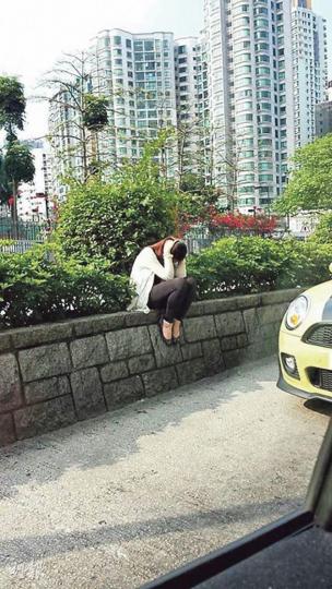勸阻兩名新相識男子無果的少女，事後被遺棄現場，抱頭瑟縮坐在路邊石壆。(網民Victor Yeung攝) 從網民拍下片段可見，女乘客一度勸阻兩名男子，並擋在兩人與Mini Cooper私家車之間（左圖）。之後其中一名男子行近Mini Cooper，更舉起右手做出類似揮拳的動作（右圖）。兩男最後擊毁Mini Cooper車窗離去。（網民Carmen Ng攝）