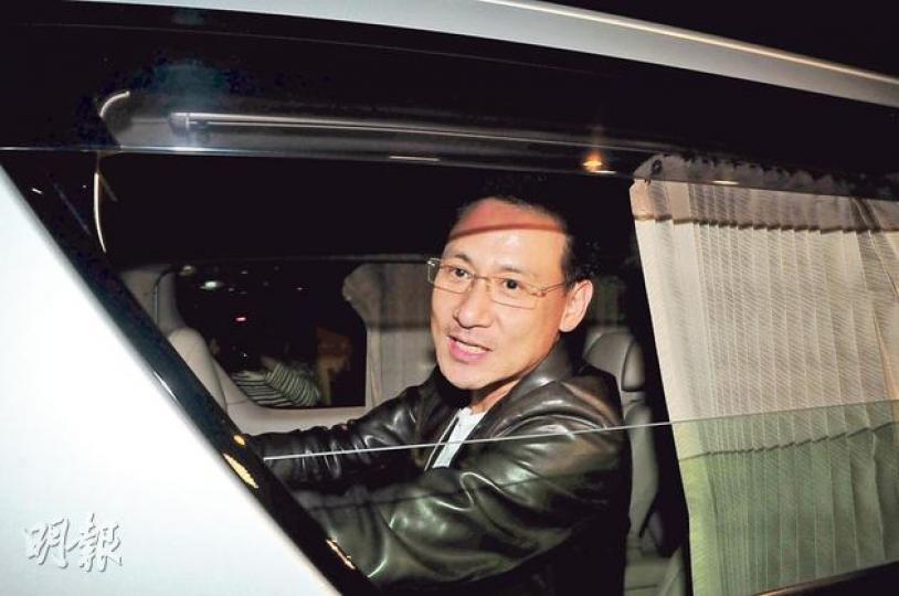 張學友在派對獻唱娛賓。（攝影：梁迺楠） 鍾滇濤、阿強、譚詠麟提早離開，準備翌日為溫拿的演出綵排。（攝影：梁迺楠） 錢嘉樂抽中3個車牌，相信老婆湯盈盈與他一樣開心。（攝影：梁迺楠） 楊采妮離開時笑笑口，似乎玩得好開心。（攝影：梁迺楠）