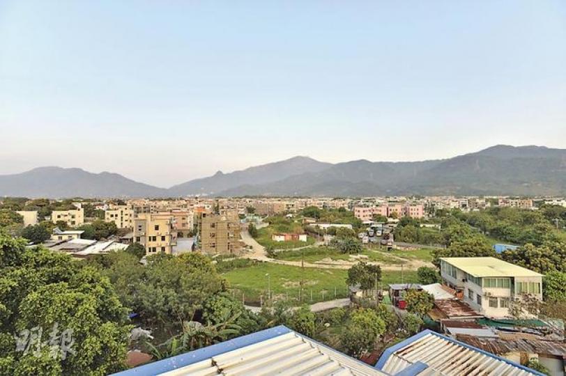 政府計劃在港鐵錦上路站附近發展大型住宅區，有多幅鄰近錦上路站的地皮更會發展成16,900個公營房屋單位。圖為港鐵錦上路站向石崗軍營方向眺望的錦田南一帶土地，會用作公營房屋和私人住宅發展。（鄧宗弘攝）（明報製圖）