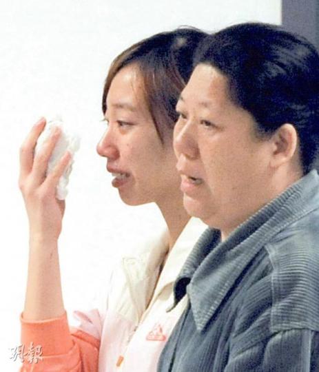 車禍後，死者女友（左）較死者妻子更早趕至醫院，她由死者家人陪同進入停屍間認屍後哭成淚人。（蔡方山攝）