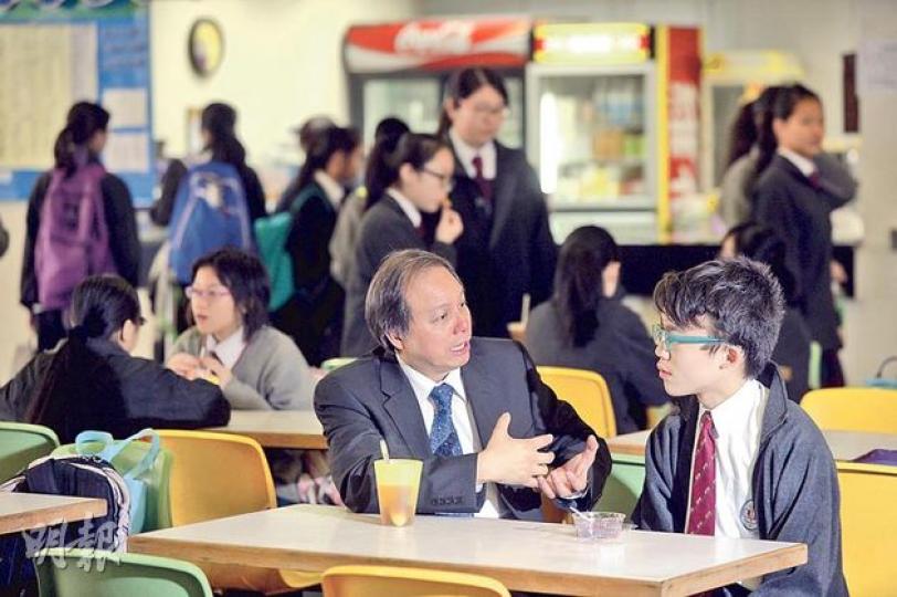 中華傳道會李賢堯紀念中學校長鄧錦明（前左）把握每個機會與學生說故事、傾偈灌輸正確價值觀，不時到學校小食部吃杯麵做午餐，笑言「其實不健康，但可以多個機會與學生傾偈」。（鄧宗弘攝）