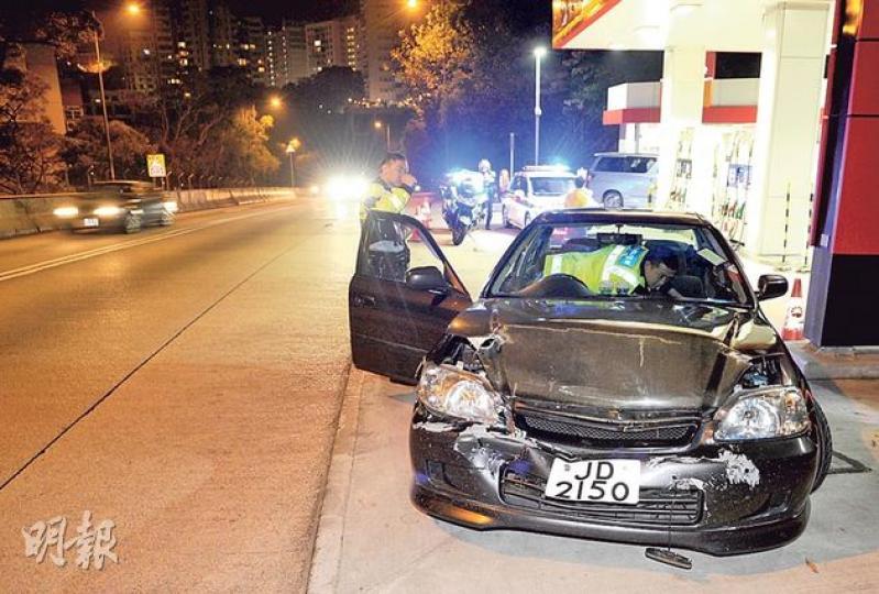 車禍後，交通警員根據醉駕被捕司機資料到車禍現場約1公里外油站對行人路，尋回車頭損毁的涉事私家車調查。（蔡方山攝）車禍後一度離開現場的涉事司機，因未能通過酒精呼氣測試，涉嫌醉駕被捕帶署扣查。（蔡方山攝）