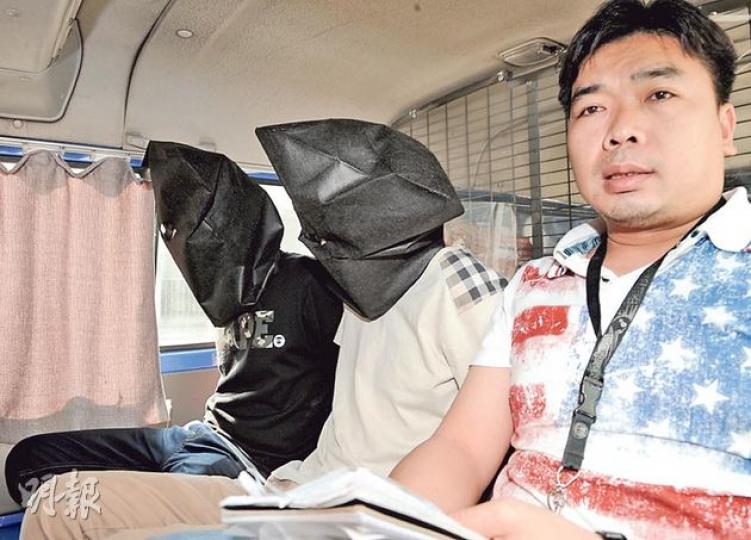 毒品調查科探員將元朗製毒及包裝工場的兩名涉案青年，拘捕帶署，行動中檢獲總值220萬元霹靂可卡因毒品。（蔡方山攝）