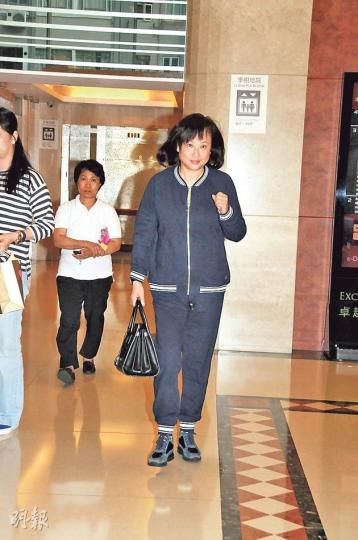 三太陳婉珍離開醫院時面帶笑容，親口講述丈夫健康良好。（攝影/記者：孫華中、林蘊兒）賭王四房兒子何猷亨昨日到醫院探望父親。（攝影/記者：孫華中、林蘊兒）何超瓊前晚出席晚宴時心情不俗，相信賭王並無大礙。（攝影/記者：孫華中、林蘊兒）
