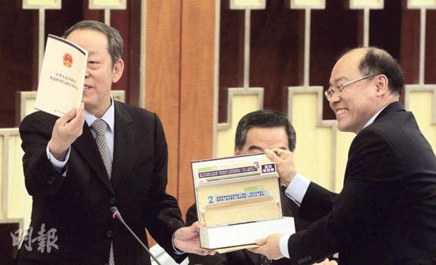 民協馮檢基(右)在座談會上向港澳辦主任王光亞(左)送上內有「三軌方案」的《基本法》模型,王光亞隨即回應說內地古玩市場「有贗品、有真品」,並向對方送上屬於「真品」的《基本法》小冊子。(李澤彤攝)多名民主派在會面中向王光亞(左)送禮,其中公民黨郭家麒(右)便送上由該黨黨魁梁家傑寫的「公民提名」書法。(李澤彤攝)民主黨單仲偕(右二)及黃碧雲(右一)向王光亞(左一)遞上泛民絕食宣言大型橫額,王光亞收下,並向所有議員回贈《基本法》小冊子。左二及左三為梁振英及曾鈺成。(李澤彤攝) 民協馮檢基(右)在座談會上向港澳辦主任王光亞(左)送上內有「三軌方案」的《基本法》模型,王光亞隨即回應說內地古玩市場「有贗品、有真品」,並向對方送上屬於「真品」的《基本法》小冊子。(李澤彤攝)多名民主派在會面中向王光亞(左)送禮,其中公民黨郭家麒(右)便送上由該黨黨魁梁家傑寫的「公民提名」書法。(李澤彤攝)民主黨單仲偕(右二)及黃碧雲(右一)向王光亞(左一)遞上泛民絕食宣言大型橫額,王光亞收下,並向所有議員回贈《基本法》小冊子。左二及左三為梁振英及曾鈺成。(李澤彤攝)