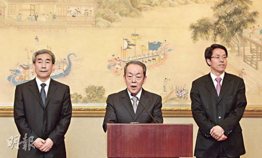 基本法委員會主任李飛(左起)、港澳辦主任王光亞,以及中聯辦主任張曉明,昨與立法會議員會面一個下午後一同見記者,王光亞未有回應10名與會泛民是否愛國愛港,只說對方心裏有數;被問是否支持特首梁振英連任,他說「未到這個時候,沒這回事」。(李澤彤攝) 基本法委員會主任李飛(左起)、港澳辦主任王光亞,以及中聯辦主任張曉明,昨與立法會議員會面一個下午後一同見記者,王光亞未有回應10名與會泛民是否愛國愛港,只說對方心裏有數;被問是否支持特首梁振英連任,他說「未到這個時候,沒這回事」。(李澤彤攝)
