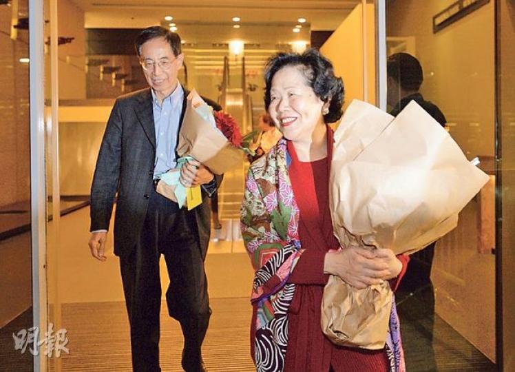 前政務司長陳方安生(右)和民主黨創黨主席李柱銘(左),昨結束美加訪問回港,20多名網民帶同橫額及標語到機場抗議,批評兩人「賣港求榮」。(盧翊銘攝)民主派第一波絕食爭取普選行動昨日結束,佔中三子昨亦特意到場,其中戴耀廷(黑衣背向者)與絕食的郭紹傑(右三)擁抱。右一為三子之一的朱耀明,右四為絕食的民主黨胡志偉。(余俊亮攝) 前政務司長陳方安生(右)和民主黨創黨主席李柱銘(左),昨結束美加訪問回港,20多名網民帶同橫額及標語到機場抗議,批評兩人「賣港求榮」。(盧翊銘攝)民主派第一波絕食爭取普選行動昨日結束,佔中三子昨亦特意到場,其中戴耀廷(黑衣背向者)與絕食的郭紹傑(右三)擁抱。右一為三子之一的朱耀明,右四為絕食的民主黨胡志偉。(余俊亮攝)
