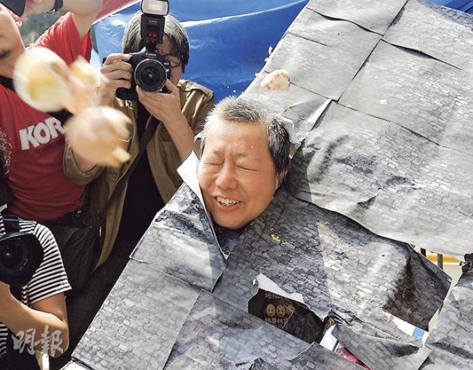 李卓人為咗爭普選,不惜同「高牆」「融為一體」,畀人任掟熟蛋。(余俊亮攝) 李卓人為咗爭普選,不惜同「高牆」「融為一體」,畀人任掟熟蛋。(余俊亮攝)