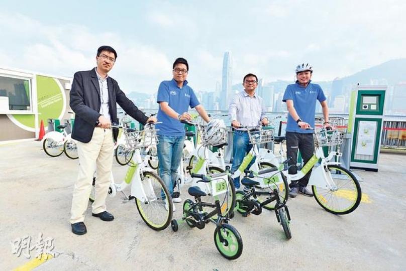 西九管理局出租單車計劃由東華三院社企BiciLine營運,每小時收費20元,共有50架單車可出租,包括20架有輔助輪的小童單車(圖前排)。圖左起為西九技術服務主管吳應荃、BiciLine企業統籌吳文偉、西九設施管理經理黃耀明及東華三院旅遊主任董卓霖。(黃志東攝)試行時用作在單車泊位「解鎖」的智能卡,如今加入收費功能,首次購買每張50元,包括手續費及40元儲值額。(黃志東攝)(明報製圖) 西九管理局出租單車計劃由東華三院社企BiciLine營運,每小時收費20元,共有50架單車可出租,包括20架有輔助輪的小童單車(圖前排)。圖左起為西九技術服務主管吳應荃、BiciLine企業統籌吳文偉、西九設施管理經理黃耀明及東華三院旅遊主任董卓霖。(黃志東攝)試行時用作在單車泊位「解鎖」的智能卡,如今加入收費功能,首次購買每張50元,包括手續費及40元儲值額。(黃志東攝)(明報製圖)
