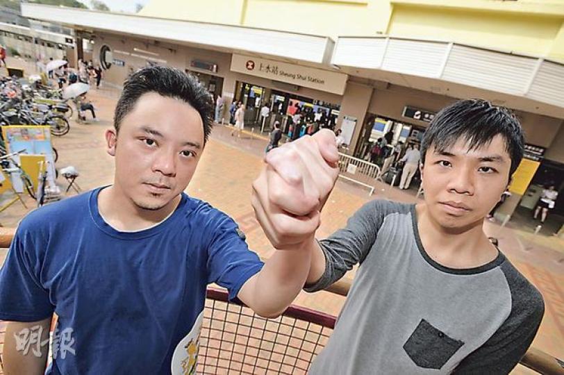 本土組織「港人自決, 藍色起義」計劃今年六四晚上到上水港鐵站外舉辦悼念晚會,發言人陳梓進(右)及幹事鍾健平(左)昨攜手到現場公布活動詳情。(盧翊銘攝) 本土組織「港人自決, 藍色起義」計劃今年六四晚上到上水港鐵站外舉辦悼念晚會,發言人陳梓進(右)及幹事鍾健平(左)昨攜手到現場公布活動詳情。(盧翊銘攝)