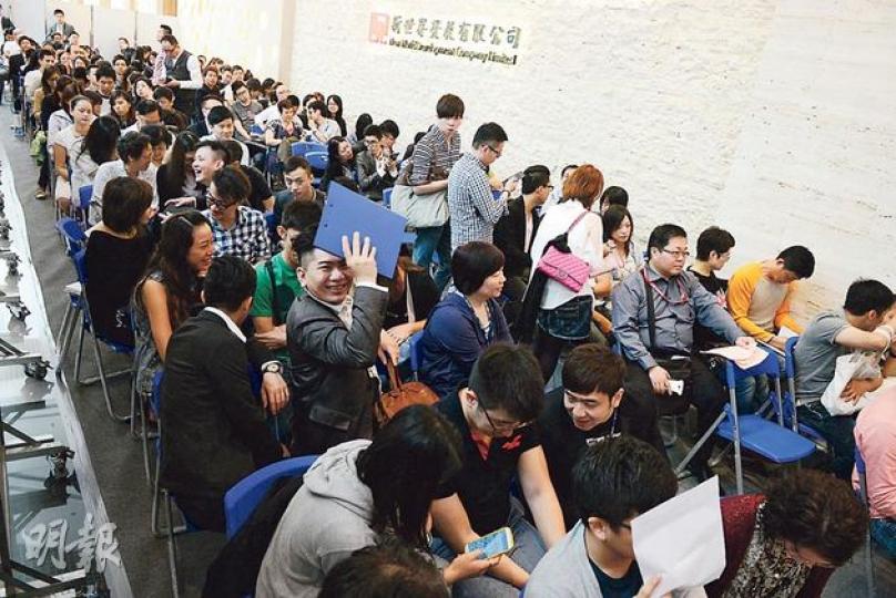 新世界於昨日早上發售蔚林30個單位,超過100名買家到場登記抽籤,即日沽清,發展商昨晚盡推餘下之60個分層戶。(陳淑安攝)買家心聲﹕彭先生因要遷就女兒上學,沽出原有位於屯門之單位,並購入蔚林,他認為該盤價錢合理,雖然預期明年有機會加息,但有確實住屋需求,仍買樓自住。(陳淑安攝)買家心聲﹕居於新界的鍾太表示,不覺得蔚林位置遠,反認為環境清靜,而由於今次買樓是自住,加息不會對她構成太大問題。(陳淑安攝) 新世界於昨日早上發售蔚林30個單位,超過100名買家到場登記抽籤,即日沽清,發展商昨晚盡推餘下之60個分層戶。(陳淑安攝)買家心聲﹕彭先生因要遷就女兒上學,沽出原有位於屯門之單位,並購入蔚林,他認為該盤價錢合理,雖然預期明年有機會加息,但有確實住屋需求,仍買樓自住。(陳淑安攝)買家心聲﹕居於新界的鍾太表示,不覺得蔚林位置遠,反認為環境清靜,而由於今次買樓是自住,加息不會對她構成太大問題。(陳淑安攝)