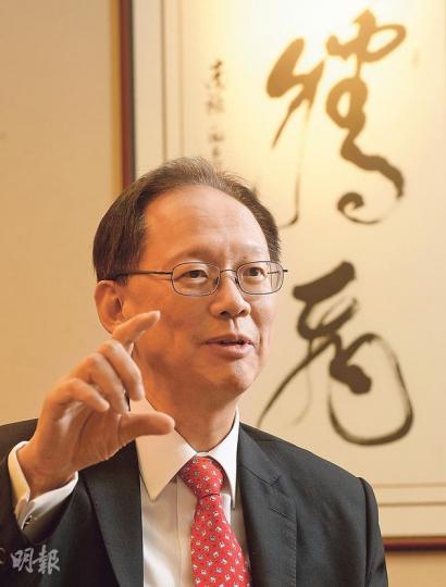 陳南祿背後的字畫,乃是1992年離開北京時釣魚臺朱貴玉局長所贈,所寫的「騰飛」兩大個字,是否預示恒隆將再創高峰?(劉焌陶攝) 陳南祿背後的字畫,乃是1992年離開北京時釣魚臺朱貴玉局長所贈,所寫的「騰飛」兩大個字,是否預示恒隆將再創高峰?(劉焌陶攝)