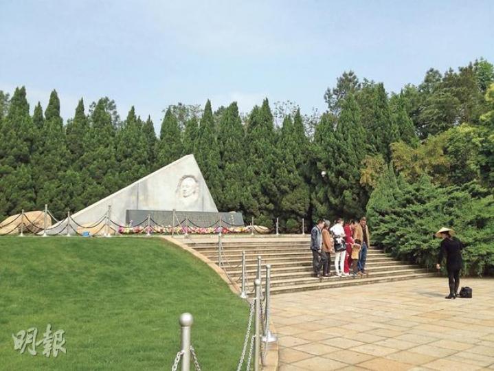 在胡耀邦陵園內一家大小的遊人先是祈求胡保佑身體健康,合家平安,又光顧30元的即影即有服務,將墓碑當作背景。(明報記者攝)墓碑一側,擺滿鮮花。(明報記者攝)陵園內紀念品店,毛澤東的頭像產品比胡耀邦像還多。(明報記者攝) 在胡耀邦陵園內一家大小的遊人先是祈求胡保佑身體健康,合家平安,又光顧30元的即影即有服務,將墓碑當作背景。(明報記者攝)墓碑一側,擺滿鮮花。(明報記者攝)陵園內紀念品店,毛澤東的頭像產品比胡耀邦像還多。(明報記者攝)