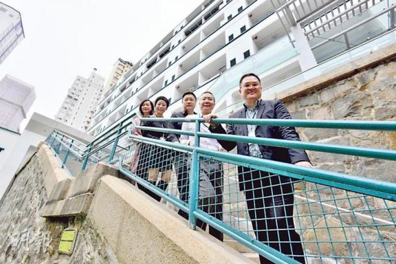 「PMQ元創方」提供約130個單位讓本地設計師創業或推廣品牌。負責營運的PMQ總幹事曾昭學(右一)與團隊成員透露,本周起將先後舉行導賞團和夜市活動,下月9日試業。(黃志東攝) 「PMQ元創方」提供約130個單位讓本地設計師創業或推廣品牌。負責營運的PMQ總幹事曾昭學(右一)與團隊成員透露,本周起將先後舉行導賞團和夜市活動,下月9日試業。(黃志東攝)