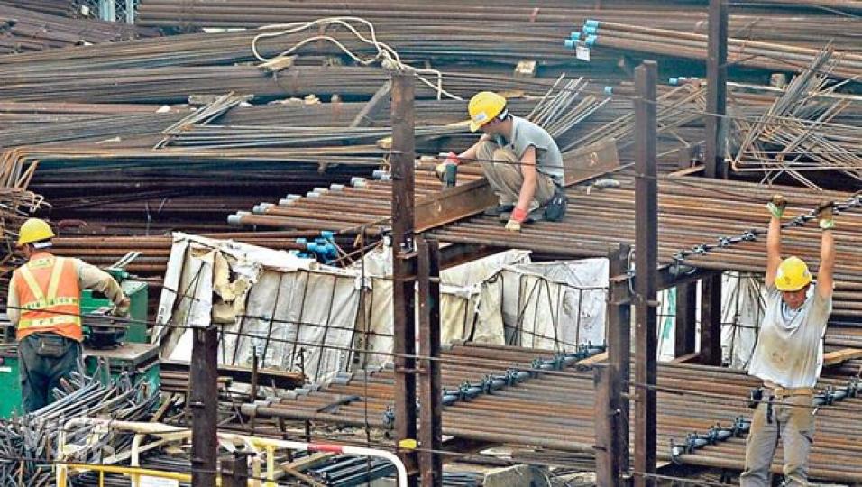 建造業界倡議輸入外勞解決人手短缺需求,尤其要引入熟練技術工人。根據建造業議會資料,本港現時有逾32萬名註冊工,當中僅三成半屬於熟練或半熟練技工,但工會認為行內不少老師傅未曾領取熟練技工牌,數據未反映實况,建議簡化審批程序。(盧翊銘攝)現年26歲的黃先生(圖)曾修讀電機課程,任職建造業5年,當上助理工程師,主要負責安裝、維修及接駁電線等工作,他下月也會轉戰澳門,同一職位薪酬較在港高一倍。(林俊源攝)(明報製圖) 建造業界倡議輸入外勞解決人手短缺需求,尤其要引入熟練技術工人。根據建造業議會資料,本港現時有逾32萬名註冊工,當中僅三成半屬於熟練或半熟練技工,但工會認為行內不少老師傅未曾領取熟練技工牌,數據未反映實况,建議簡化審批程序。(盧翊銘攝)現年26歲的黃先生(圖)曾修讀電機課程,任職建造業5年,當上助理工程師,主要負責安裝、維修及接駁電線等工作,他下月也會轉戰澳門,同一職位薪酬較在港高一倍。(林俊源攝)(明報製圖)