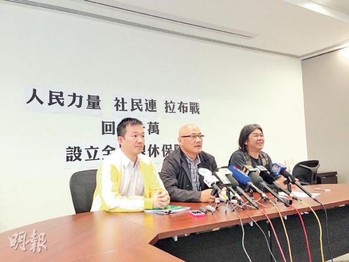 人民力量陳志全(左)和陳偉業(中)分別提出132 及129條財政預算案撥款修正案,社民連梁國雄(右)則提出1503條。陳志全呼籲泛民議員不要因拉布而「封口不說話」。梁國雄強調泛民沒有參加拉布戰,「我們無串通」。(楊康琪攝) 人民力量陳志全(左)和陳偉業(中)分別提出132 及129條財政預算案撥款修正案,社民連梁國雄(右)則提出1503條。陳志全呼籲泛民議員不要因拉布而「封口不說話」。梁國雄強調泛民沒有參加拉布戰,「我們無串通」。(楊康琪攝)