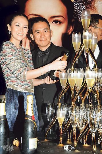 未能奪影帝的偉仔亦出席《一代宗師》慶功宴,與章子怡開香檳慶祝。(攝影﹕孫華中)在《一代宗師》慶功宴上,「最佳男配角」張晉、「最佳導演」王家衛及出爐影后章子怡跟12個金像獎合照留念。(攝影﹕孫華中) 未能奪影帝的偉仔亦出席《一代宗師》慶功宴,與章子怡開香檳慶祝。(攝影﹕孫華中)在《一代宗師》慶功宴上,「最佳男配角」張晉、「最佳導演」王家衛及出爐影后章子怡跟12個金像獎合照留念。(攝影﹕孫華中)