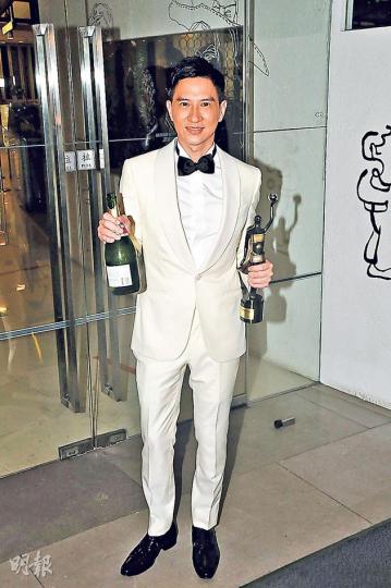 出爐影帝張家輝再度奪獎,前晚慶功自然不能缺香檳祝捷。(攝影﹕梁迺楠)古天樂以平常心面對角逐影帝,所以並不失望。(攝影﹕梁迺楠) 出爐影帝張家輝再度奪獎,前晚慶功自然不能缺香檳祝捷。(攝影﹕梁迺楠)古天樂以平常心面對角逐影帝,所以並不失望。(攝影﹕梁迺楠)