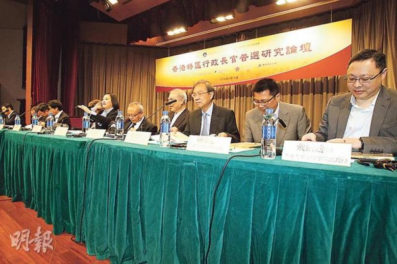 全國港澳研究會昨首次於港辦論壇,邀得內地、香港、澳門10名學者同台論政改。(李紹昌攝)王振民教授昨帶同多項「道具」出席政改研討會,包括手中的聯合國憲章,指普選的國際標準就是一人一票,而各國採不同選舉制度。(李紹昌攝) 全國港澳研究會昨首次於港辦論壇,邀得內地、香港、澳門10名學者同台論政改。(李紹昌攝)王振民教授昨帶同多項「道具」出席政改研討會,包括手中的聯合國憲章,指普選的國際標準就是一人一票,而各國採不同選舉制度。(李紹昌攝)