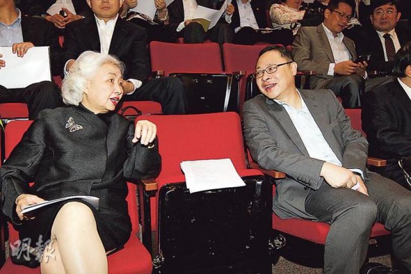全國港澳研究會昨首次於港辦論壇,造就基本法委員副主任梁愛詩(左)與佔中發起人戴耀廷(右)同場碰面。二人立場不同,但台下仍能帶笑交談,惟交流時「保持距離」。(李紹昌攝) 全國港澳研究會昨首次於港辦論壇,造就基本法委員副主任梁愛詩(左)與佔中發起人戴耀廷(右)同場碰面。二人立場不同,但台下仍能帶笑交談,惟交流時「保持距離」。(李紹昌攝)