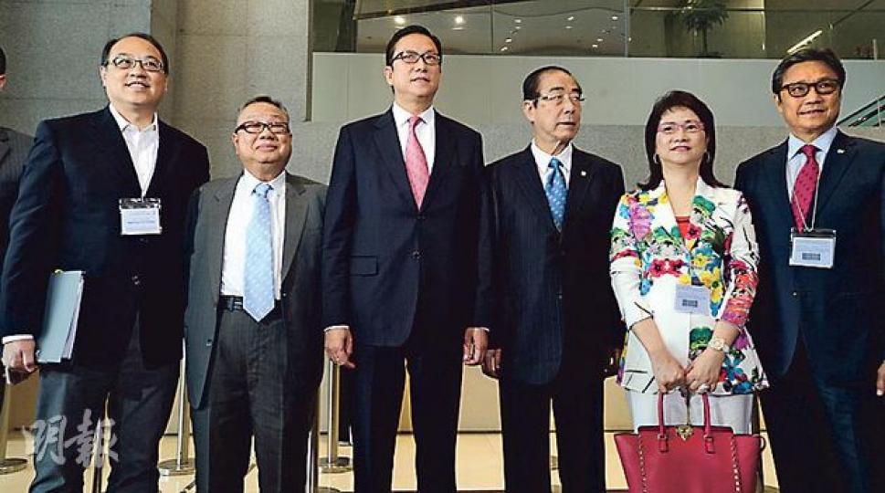 廠商會昨日向政府遞交政改意見書,立法會議員林大輝(左起)、政協常委陳永棋、廠商會會長施榮懷等都有到場,他們建議特首候選人數目為2至4。(劉焌陶攝)學民思潮及學聯提交聯合政改方案,堅持公民提名,提出1%選民聯署便能提名特首候選人。圖為學生展示爭取「民間公投」的標語。(李紹昌攝) 廠商會昨日向政府遞交政改意見書,立法會議員林大輝(左起)、政協常委陳永棋、廠商會會長施榮懷等都有到場,他們建議特首候選人數目為2至4。(劉焌陶攝)學民思潮及學聯提交聯合政改方案,堅持公民提名,提出1%選民聯署便能提名特首候選人。圖為學生展示爭取「民間公投」的標語。(李紹昌攝)