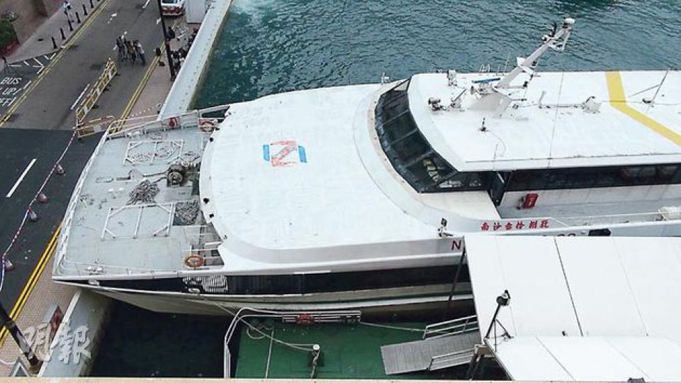 從高位觀察,雙體船「南沙38」船頭直衝向尖沙嘴中港城碼頭岸邊,撞毁港威大道的行人路石壆,部分船頭剷入行人路範圍,幸當時無人途經,沒有造成傷亡。(林智傑攝)雙體船的船頭鐵錨卡住石壆,意外後工人需先鑽破部分卡住船錨的石壆,拖船才能將雙體船拖走。(楊德銘攝) 從高位觀察,雙體船「南沙38」船頭直衝向尖沙嘴中港城碼頭岸邊,撞毁港威大道的行人路石壆,部分船頭剷入行人路範圍,幸當時無人途經,沒有造成傷亡。(林智傑攝)雙體船的船頭鐵錨卡住石壆,意外後工人需先鑽破部分卡住船錨的石壆,拖船才能將雙體船拖走。(楊德銘攝)