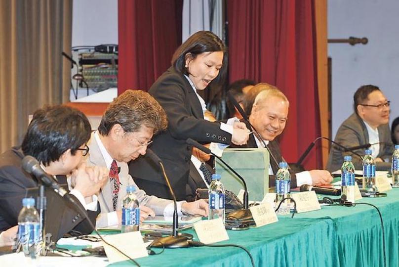 噚日主持會議嘅梁美芬(左三)負責抽出講者發言次序,但抽漏佔中發起人戴耀廷(右一)。左起﹕北京大學法學院教授陳端洪、公民黨湯家驊、梁美芬、基本法委員會委員劉迺強。(李紹昌攝) 噚日主持會議嘅梁美芬(左三)負責抽出講者發言次序,但抽漏佔中發起人戴耀廷(右一)。左起﹕北京大學法學院教授陳端洪、公民黨湯家驊、梁美芬、基本法委員會委員劉迺強。(李紹昌攝)