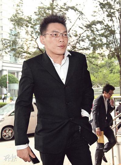 民聲冰室二少甄卓男(圖)涉一周兩度恐嚇及襲擊食環署職員,在保釋等候上訴期間再度受審。他上周受審時曾與記者爭執,昨離庭時律師提醒他「唔好嗌交喇」。(郭慶輝攝) 民聲冰室二少甄卓男(圖)涉一周兩度恐嚇及襲擊食環署職員,在保釋等候上訴期間再度受審。他上周受審時曾與記者爭執,昨離庭時律師提醒他「唔好嗌交喇」。(郭慶輝攝)