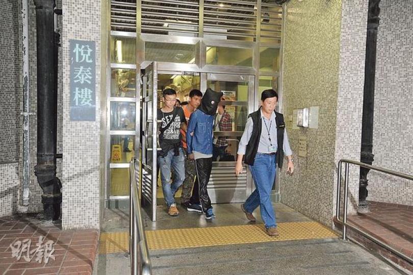 涉嫌非禮住同一幢大廈夜歸少女的色魔,因被警方鎖定成「甕中之鱉」,昨午離開寓所時被埋伏探員拘捕,帶署扣查。(衛永康攝)探員在疑犯的寓所內搜獲涉案消毒火酒、紙巾及口罩等證物。(衛永康攝) 涉嫌非禮住同一幢大廈夜歸少女的色魔,因被警方鎖定成「甕中之鱉」,昨午離開寓所時被埋伏探員拘捕,帶署扣查。(衛永康攝)探員在疑犯的寓所內搜獲涉案消毒火酒、紙巾及口罩等證物。(衛永康攝)