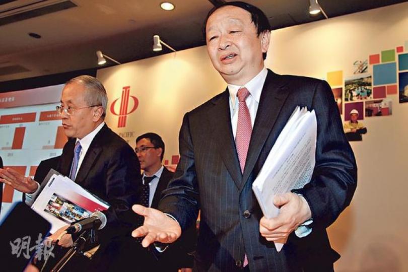 中信泰富昨日宣布,以總代價2865億元鯨吞母公司中信集團旗下的中信股份。不過,中信集團董事長常振明(右)表示,無意遷冊香港。左為中信集團兼中信泰富董事總經理張極井。(林俊源攝)(明報製圖)(明報製圖) 中信泰富昨日宣布,以總代價2865億元鯨吞母公司中信集團旗下的中信股份。不過,中信集團董事長常振明(右)表示,無意遷冊香港。左為中信集團兼中信泰富董事總經理張極井。(林俊源攝)(明報製圖)(明報製圖)