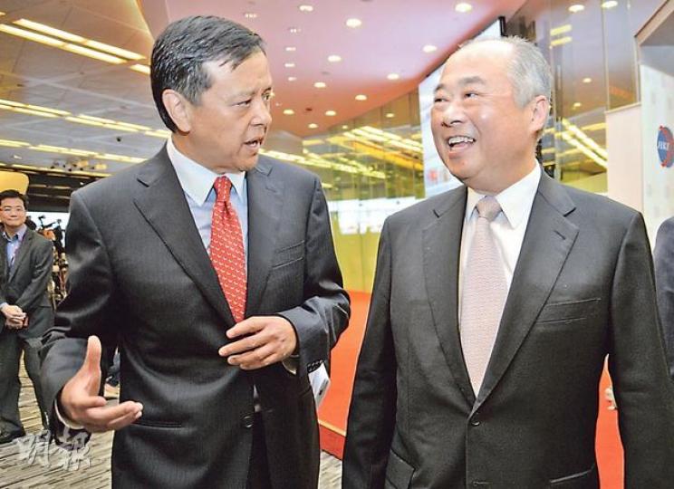 港交所主席周松崗(右)昨日表示,在「滬港通」落實的基礎上,不排除與深交所、期貨交易所商談合作的可能性。左為港交所行政總裁李小加。(盧翊銘攝) 港交所主席周松崗(右)昨日表示,在「滬港通」落實的基礎上,不排除與深交所、期貨交易所商談合作的可能性。左為港交所行政總裁李小加。(盧翊銘攝)