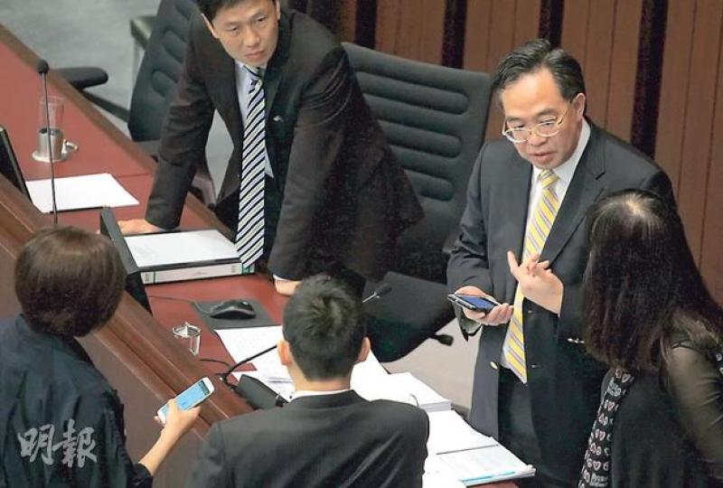 工務小組委員會主席盧偉國(黃呔者)會後拿着手機跟秘書處職員商討。他在會上表示,自己作為環境事務委員會成員,對各議題當然有立場。(李紹昌攝) 工務小組委員會主席盧偉國(黃呔者)會後拿着手機跟秘書處職員商討。他在會上表示,自己作為環境事務委員會成員,對各議題當然有立場。(李紹昌攝)