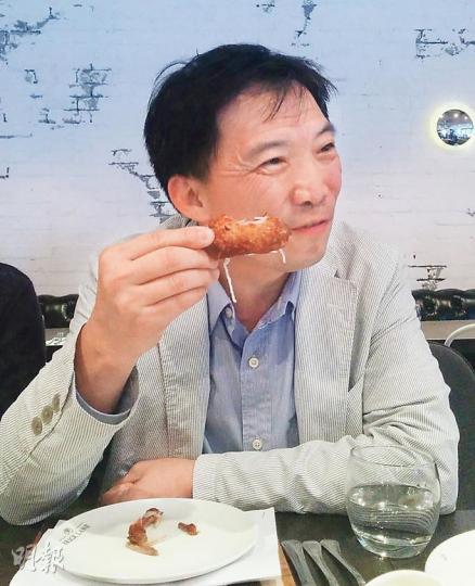 民主黨胡志偉星期日結束16日絕食,食咗幾日粥水後,噚日可以正常飲食,仲拎住雞翼大唱「燒雞翼,我鍾意食!」(梁卓怡攝) 民主黨胡志偉星期日結束16日絕食,食咗幾日粥水後,噚日可以正常飲食,仲拎住雞翼大唱「燒雞翼,我鍾意食!」(梁卓怡攝)