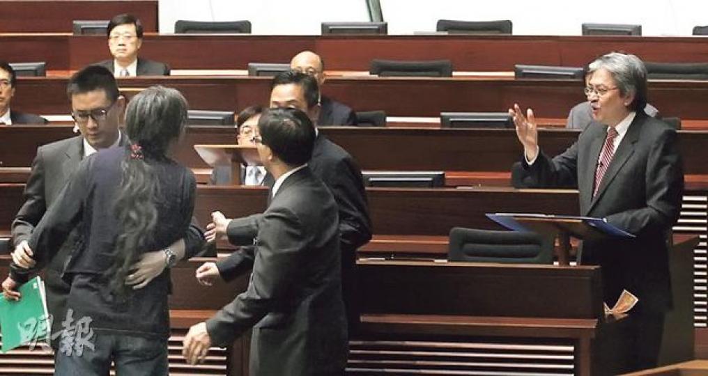 社民連梁國雄(左一背向鏡頭者)噚日近距離走埋財政司長曾俊華(右一)面前叫罵,仲掟埋陰司紙,搞到曾俊華忍唔住,揮揮右手並叫長毛「行開啦」。(李紹昌攝) 社民連梁國雄(左一背向鏡頭者)噚日近距離走埋財政司長曾俊華(右一)面前叫罵,仲掟埋陰司紙,搞到曾俊華忍唔住,揮揮右手並叫長毛「行開啦」。(李紹昌攝)